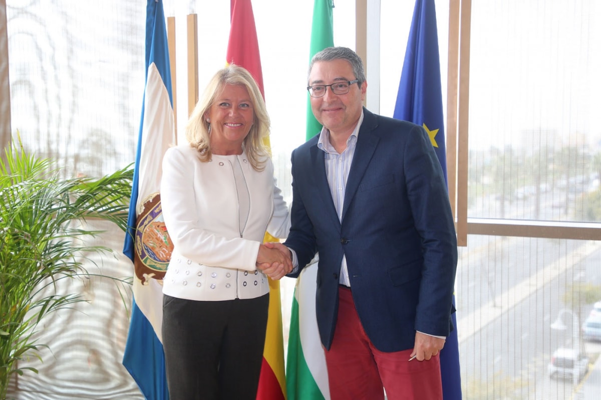 La alcaldesa se reúne con el nuevo presidente de la Diputación Provincial para abordar proyectos de los nuevos tramos de la senda litoral en Marbella