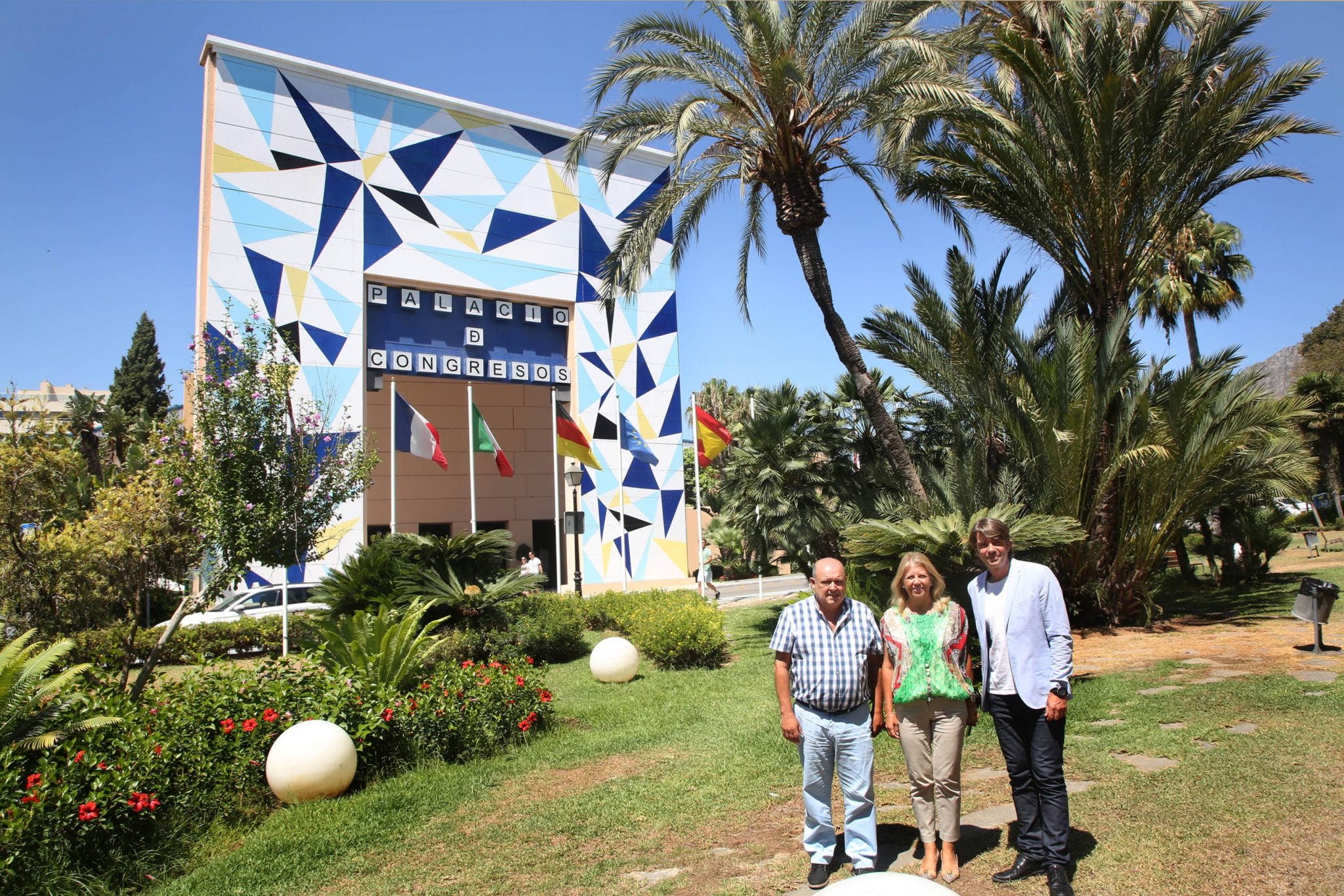El artista Curro Leyton pinta la fachada del Palacio de Congresos de Marbella