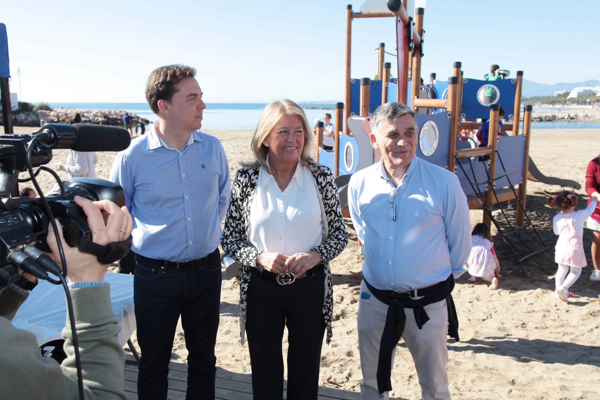 El Ayuntamiento renueva el área infantil de la playa de El Faro
