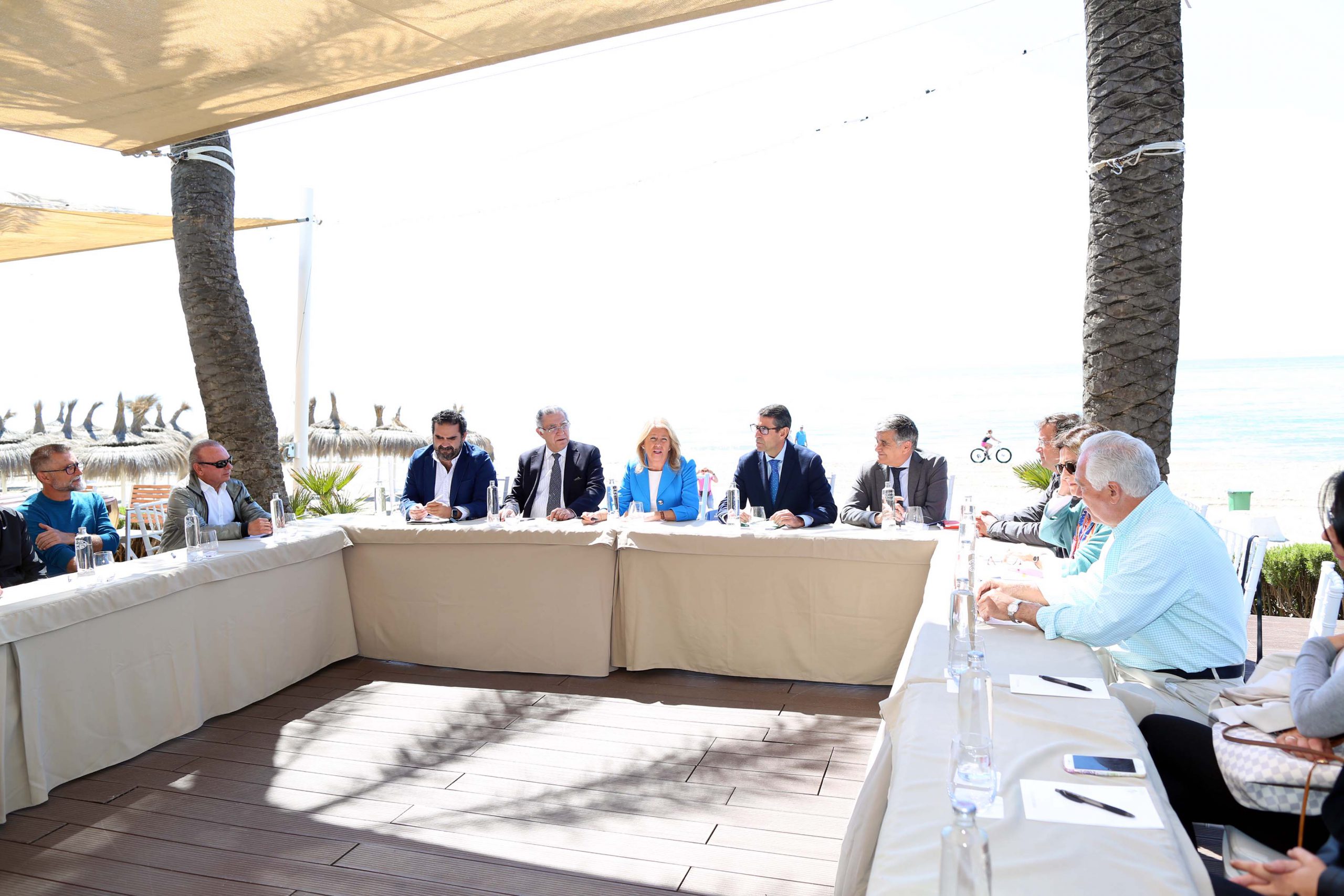 El Ayuntamiento y la Junta de Andalucía se reúnen con empresarios de playas