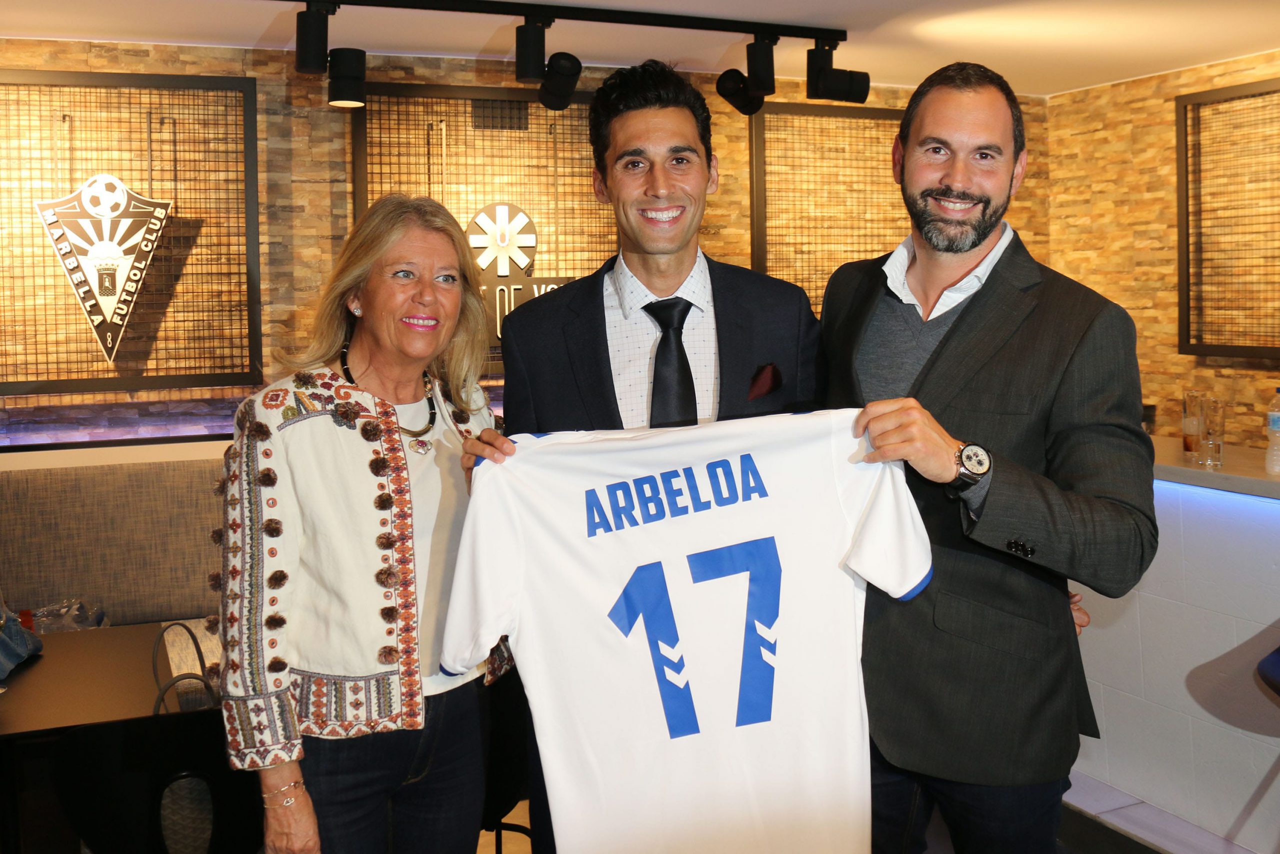 El Marbella F.C. estrena su nuevo antepalco con la presencia de Álvaro Arbeloa