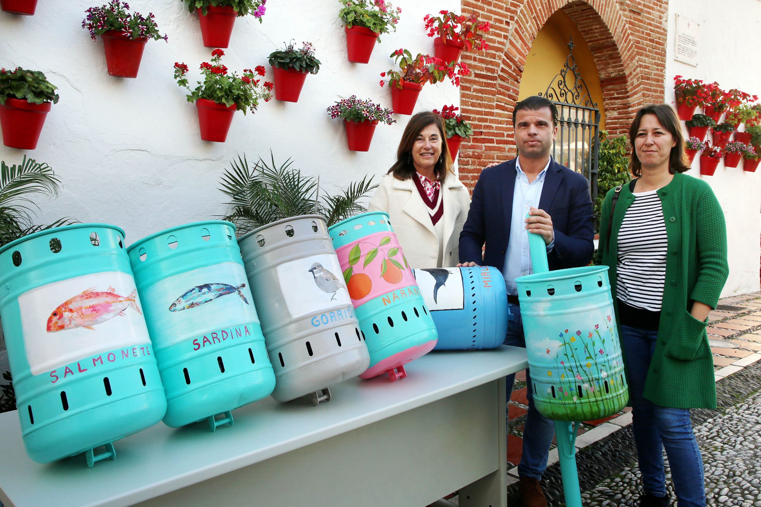 Instalan medio centenar de papeleras recicladas y convertidas en arte urbano en el Casco Antiguo