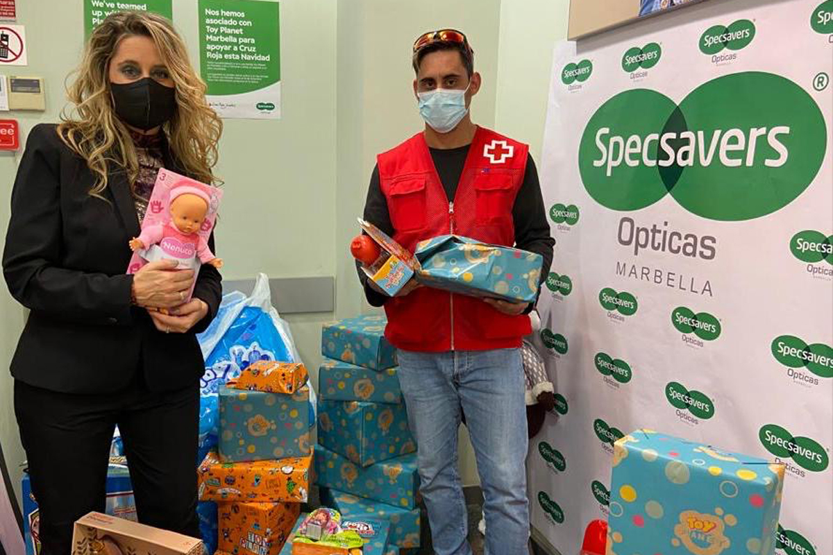 La óptica marbellí Specsavers logra más de 100 juguetes para Cruz Roja