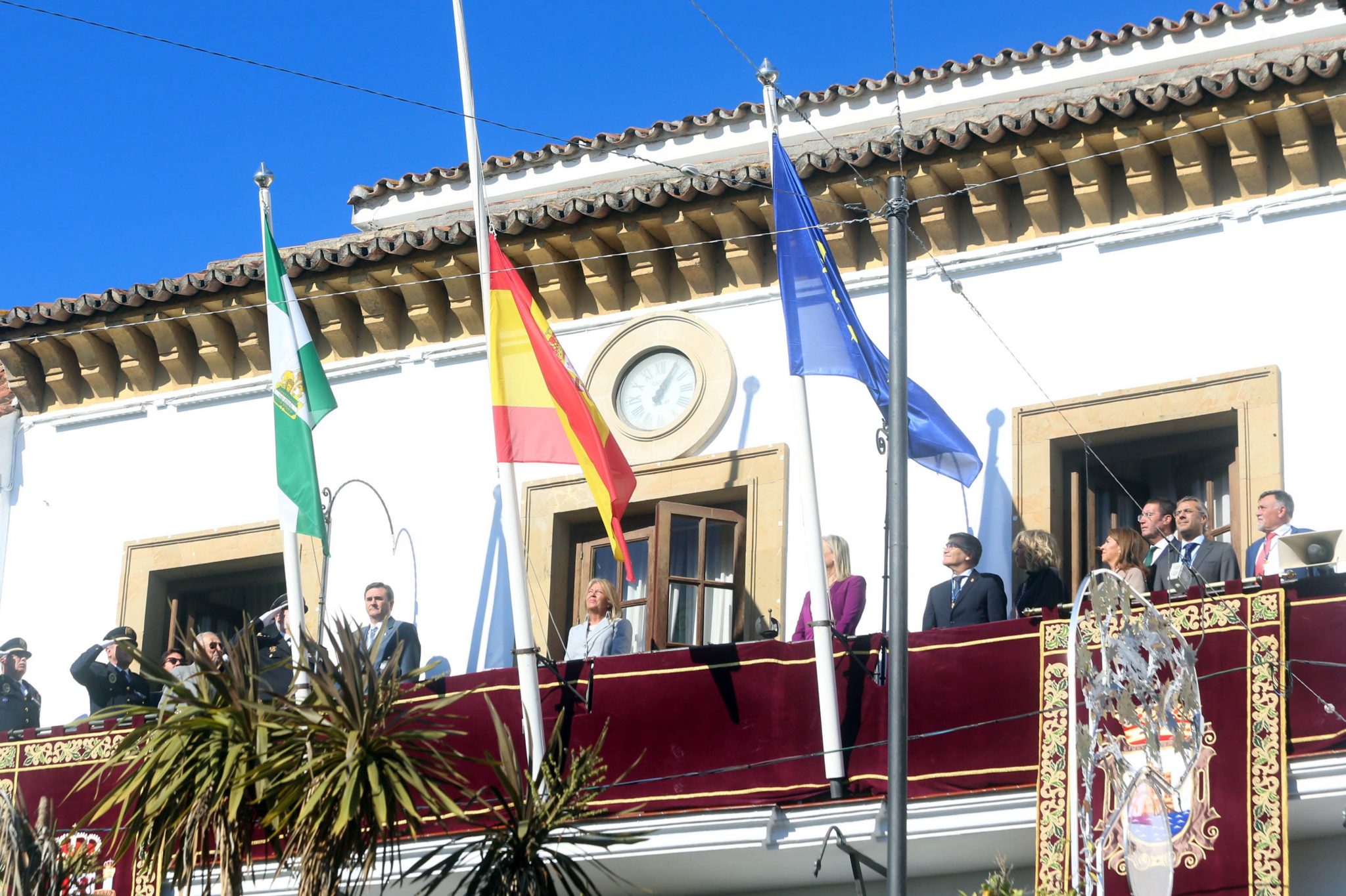 Marbella celebra el 40 aniversario de la Constitución con una izada de banderas en el Ayuntamiento