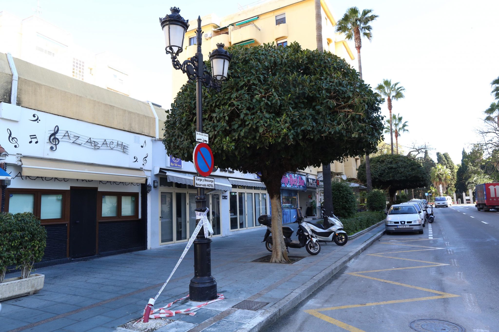 Mejoran la iluminación y eficiencia energética en varios viales de Marbella