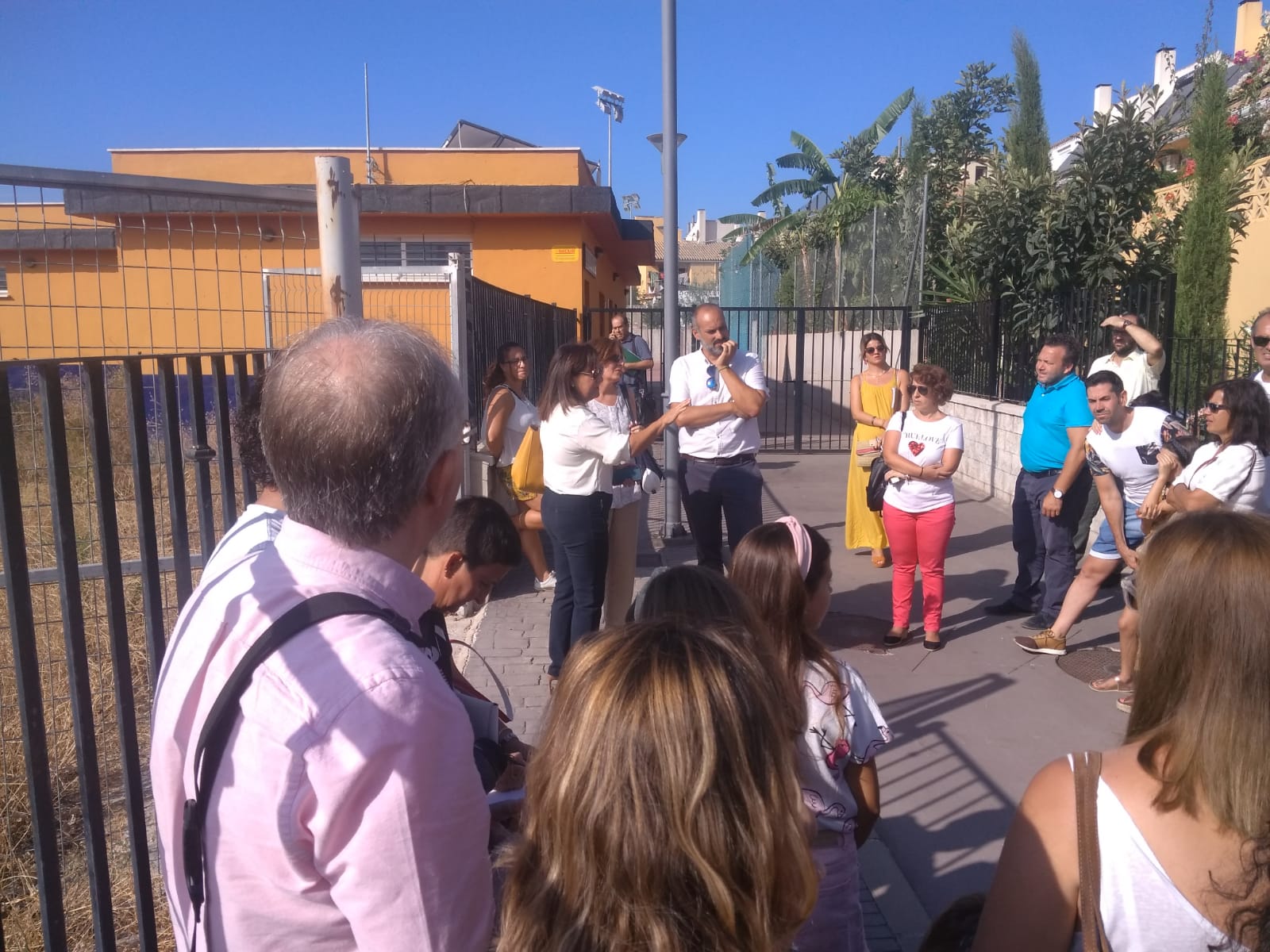 Padres del Mario Vargas Llosa y Xarblanca fuerzan la instalación de los barracones