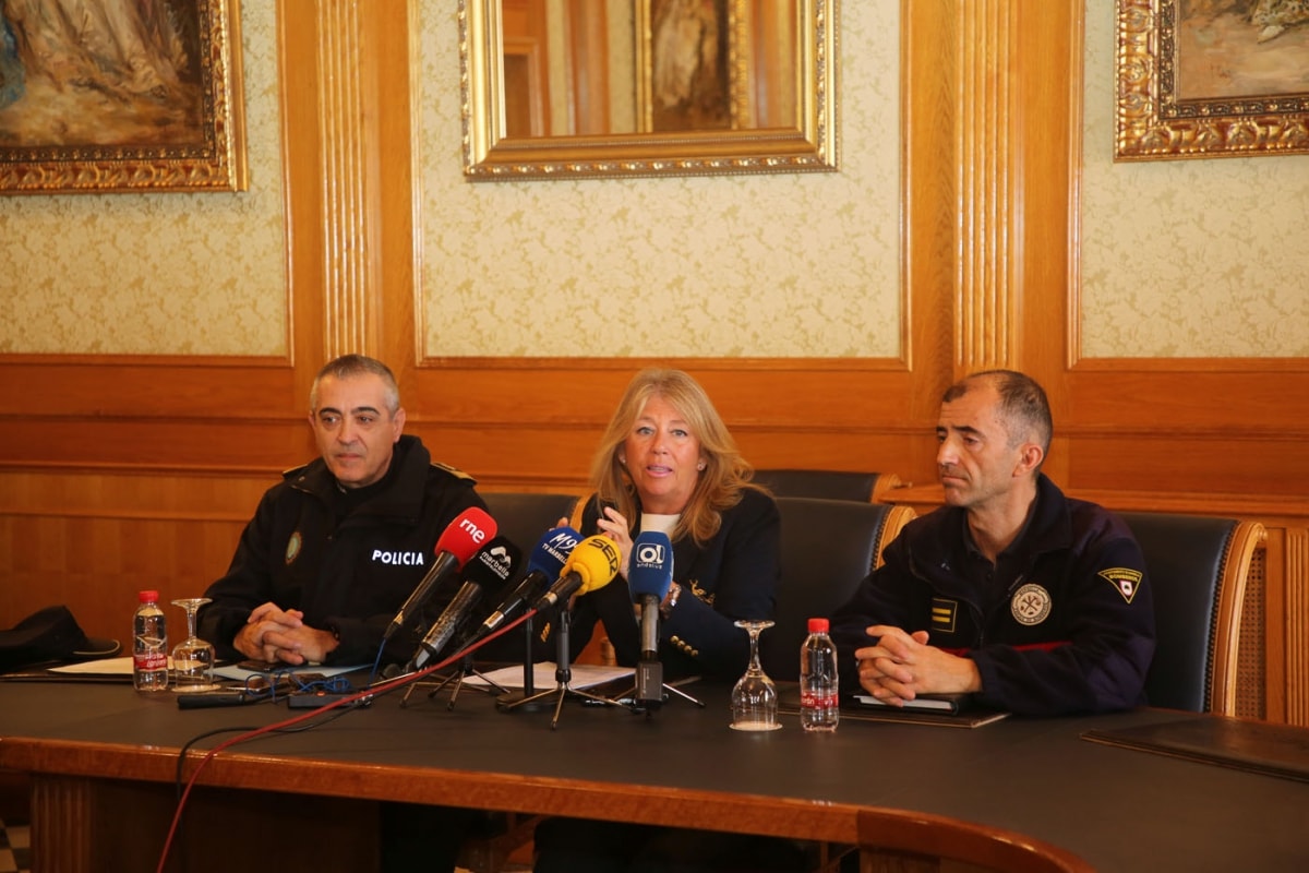 El Ayuntamiento convocará oposiciones para reforzar las plantillas de la Policía Local y de Bomberos con un total de 26 plazas