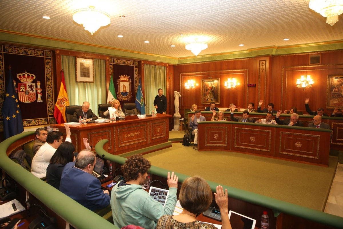 El Pleno aprueba la incorporación al patrimonio municipal de las fincas de La Caridad y Siete Corchones
