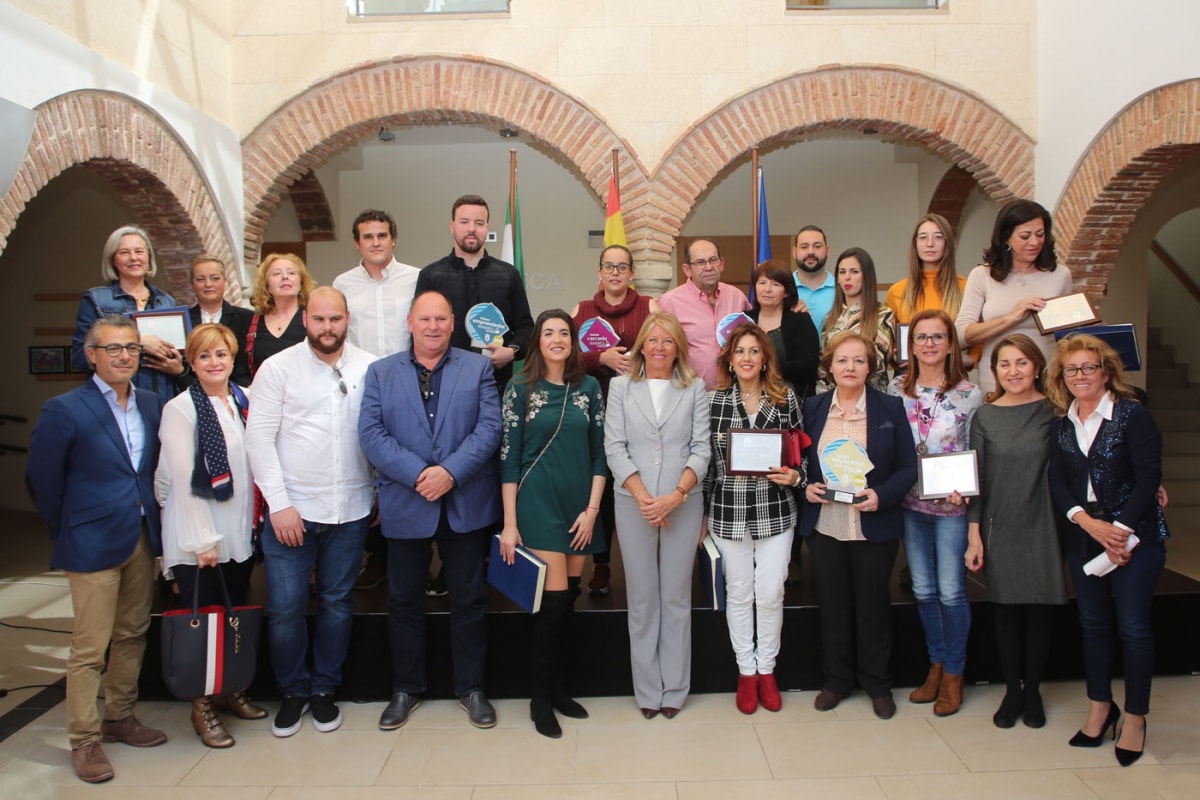 El Ayuntamiento de Marbella reconoce la labor y la trayectoria de trece comercios del Distrito Este