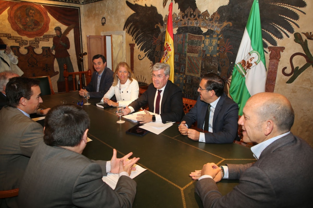 El secretario de Estado de Hacienda, José Enrique Fernández de Moya, ha visitado hoy el Ayuntamiento para presentar la disposición final del proyecto de los Presupuestos Generales del Estado