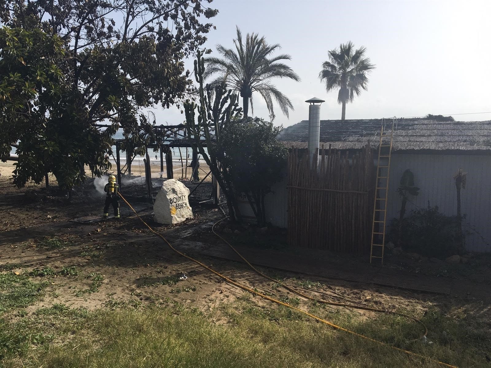 Un incendio afecta a parte del chiringuito Bounty Beach, en Marbella