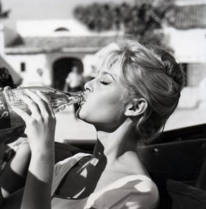 Una exposición fotográfica inédita recoge el paso de la estrella Brigitte Bardot por la provincia de Málaga
