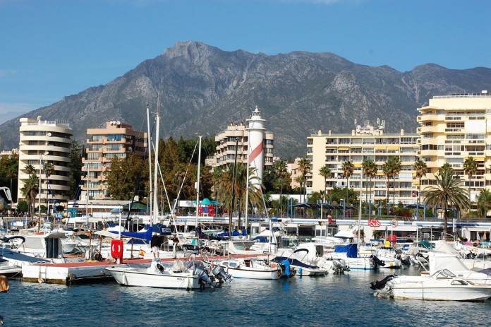 En el Puerto Deportivo de Marbella, agrede a un joven y lo arroja al mar