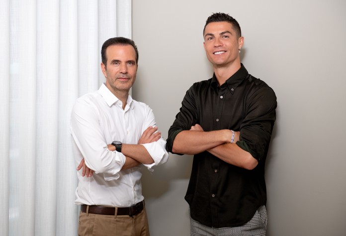 Cristiano Ronaldo, junto al CEO de la empresa de trasplante capilar de la que es accionista.