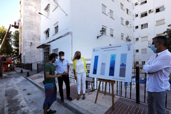 Cuatro murales de 27 metros de altura inspirados en el mar, obra del artista local Álvaro Ortega, embellecerán las fachadas del barrio de la Plaza de Toros