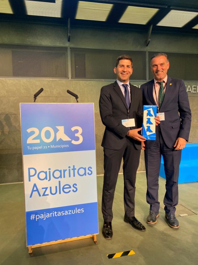 José Antonio Mena y Juan Luis Villalón recogen las tres “pajaritas azules” que acreditan el premio
